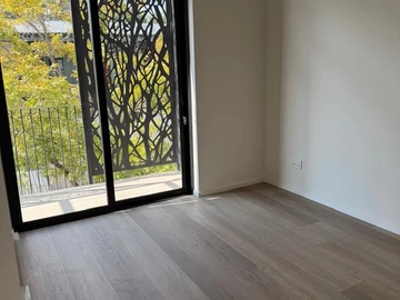 2 Bedroom Flat & Apartment