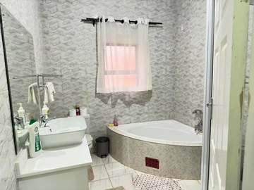 3 Bedroom Flat & Apartment